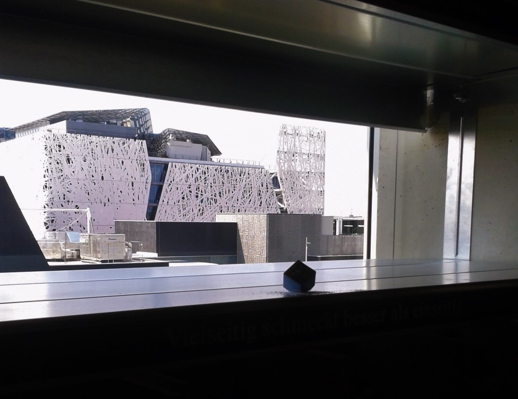 Le pavillon italien vu depuis le pavillon suisse, avec un petit cube de Sel des Alpes laissé là par hasard...